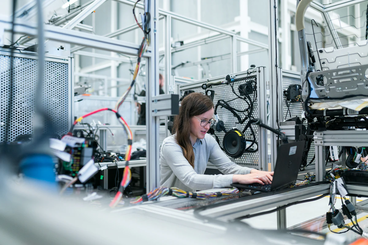 La industria manufacturera acelera la implantación de gemelos digitales y robótica colaborativa